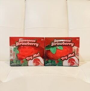 Squeezeeze Strawberry Squishy 2x